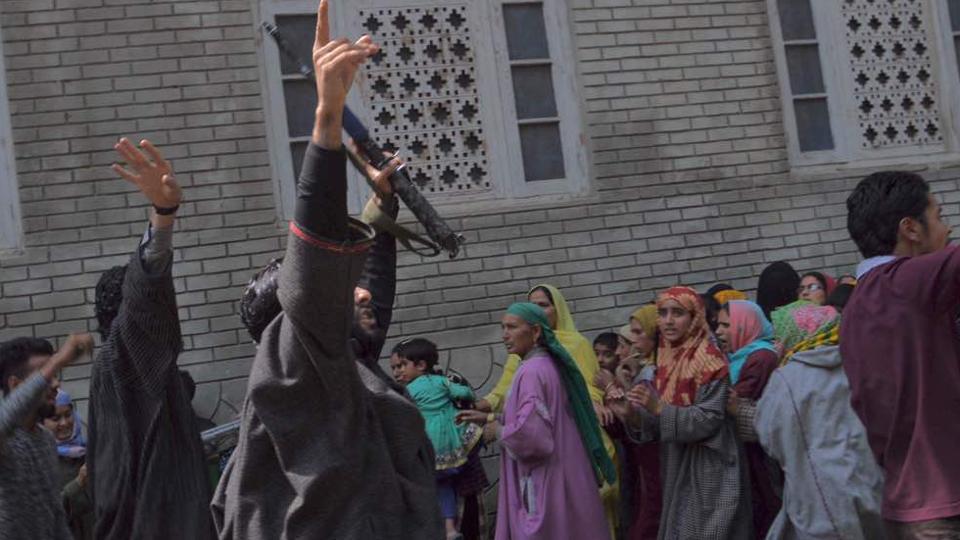 ಹತ ಬಂಡುಕೋರನ ಅಂತ್ಯಸಂಸ್ಕಾರದಲ್ಲಿ ಉಗ್ರರ ಗುಂಪಿನಿಂದ ‘ಗನ್ ಸೆಲ್ಯೂಟ್’