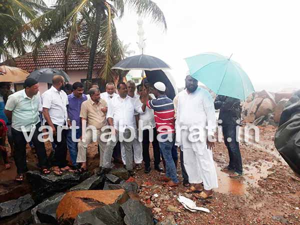 ಉಳ್ಳಾಲ: ಕಡಲ್ಕೊರೆತದಿಂದ ಹಾನಿಗೊಳಗಾದ ಪ್ರದೇಶಕ್ಕೆ ಸಚಿವ ಖಾದರ್ ಭೇಟಿ
