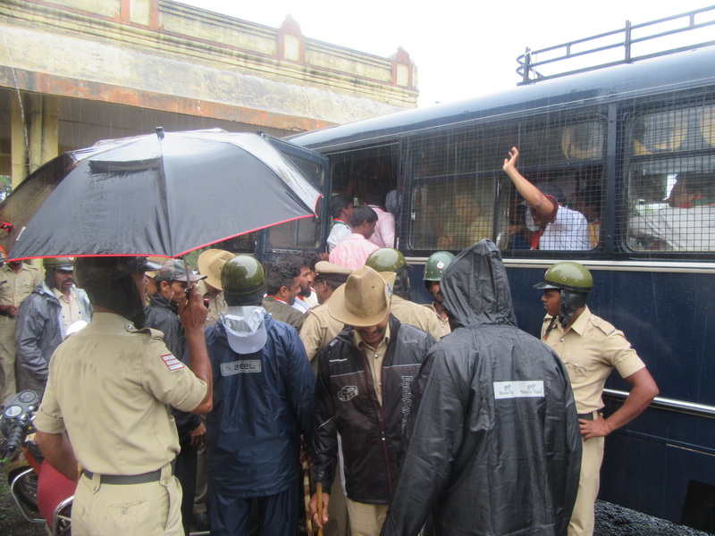 ಯೂತ್ ಕಾಂಗ್ರೆಸ್ ನ ರೈಲ್ ರೋಕೋ ವಿಫಲ: ಕಾರ್ಯಕರ್ತರ ಬಂಧನ, ಬಿಡುಗಡೆ