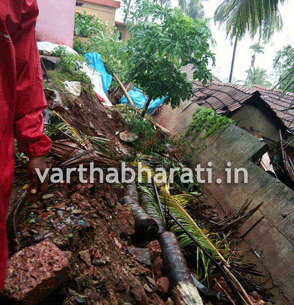 ಪಂಜಿಮೊಗರಿನಲ್ಲಿ ತಡೆಗೋಡೆ ಕುಸಿದು ಮನೆಗೆ ಹಾನಿ, ಇನ್ನೊಂದು ಮನೆ ಅಪಾಯದಲ್ಲಿ