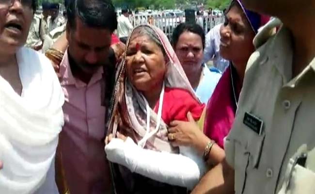 80 ವರ್ಷದ ಅಜ್ಜಿಗೆ ಪೋಲಿಸರಿಂದ ಹಲ್ಲೆ