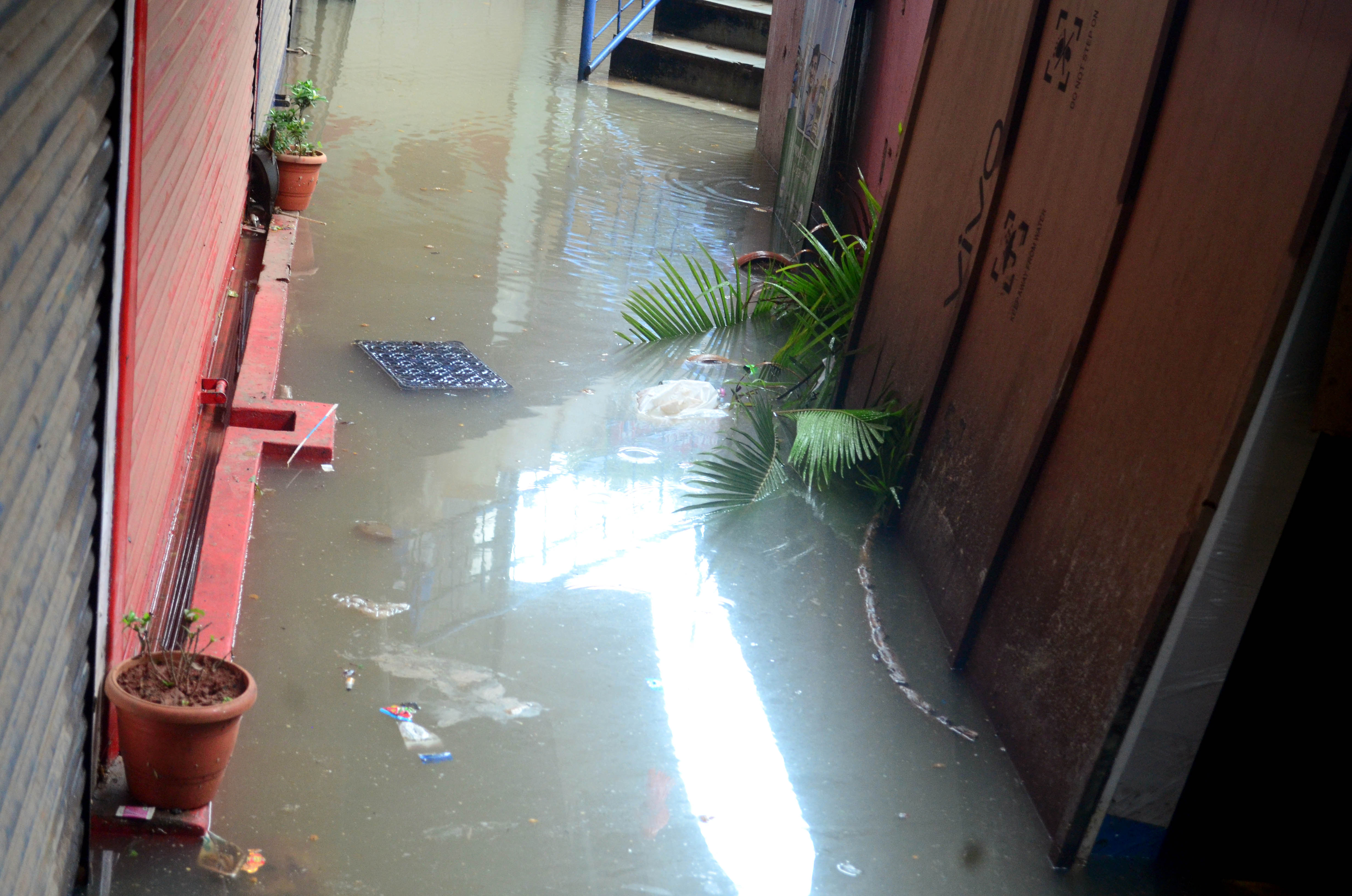 ಫಳೀರ್ ವಾಣಿಜ್ಯ ಸಮುಚ್ಚಯದ ನೆಲ ಅಂತಸ್ತಿನಲ್ಲಿ ನೆರೆ: ಬಾಗಿಲು ಮುಚ್ಚಿದ ಅಂಗಡಿಗಳು