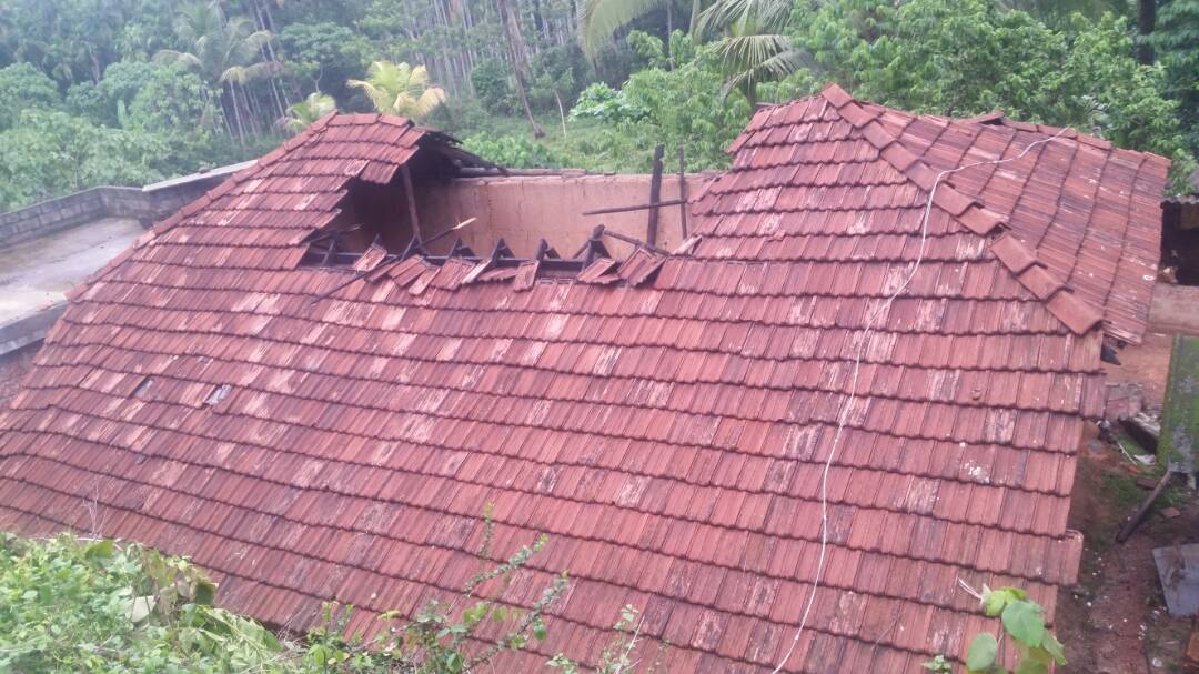 ಪಜೀರು: ಭಾರೀ ಮಳೆಗೆ ಮನೆಯ ಮೇಲ್ಛಾವಣಿ ಕುಸಿತ