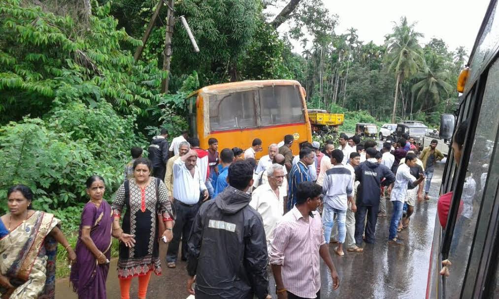 ಕೆಎಸ್ಸಾರ್ಟಿಸಿ ಬಸ್ಸು ಮರಕ್ಕೆ ಡಿಕ್ಕಿ :ಐವರಿಗೆ ಗಾಯ