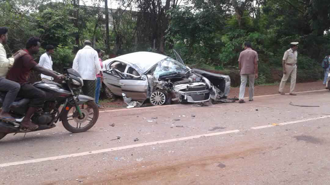 ಕಾರು - ಬಸ್ ಢಿಕ್ಕಿ: ನಾಲ್ವರಿಗೆ ಗಂಭೀರ ಗಾಯ