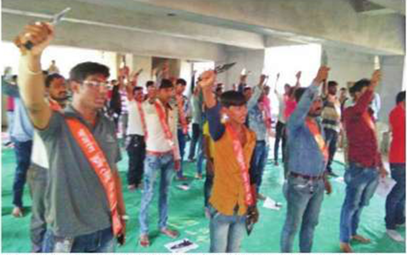 ಗೋರಕ್ಷಣೆಗಾಗಿ ಮತ್ತು ‘ಲವ್ ಜಿಹಾದ್ ’ವಿರುದ್ಧ ಹೋರಾಡಲು ತ್ರಿಶೂಲ ವಿತರಣೆ