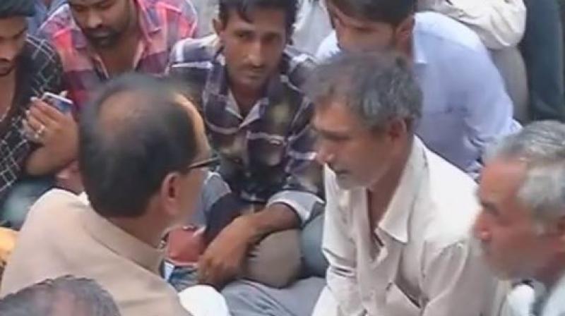 ಮಂದ್‌ಸೋರ್‌ಗೆ ಸಿಎಂ ಚೌಹಾಣ್ ಭೇಟಿ: ಮೃತ ರೈತರ ಕುಟುಂಬಕ್ಕೆ 1 ಕೋಟಿ ರೂ. ಪರಿಹಾರ ಹಸ್ತಾಂತರ