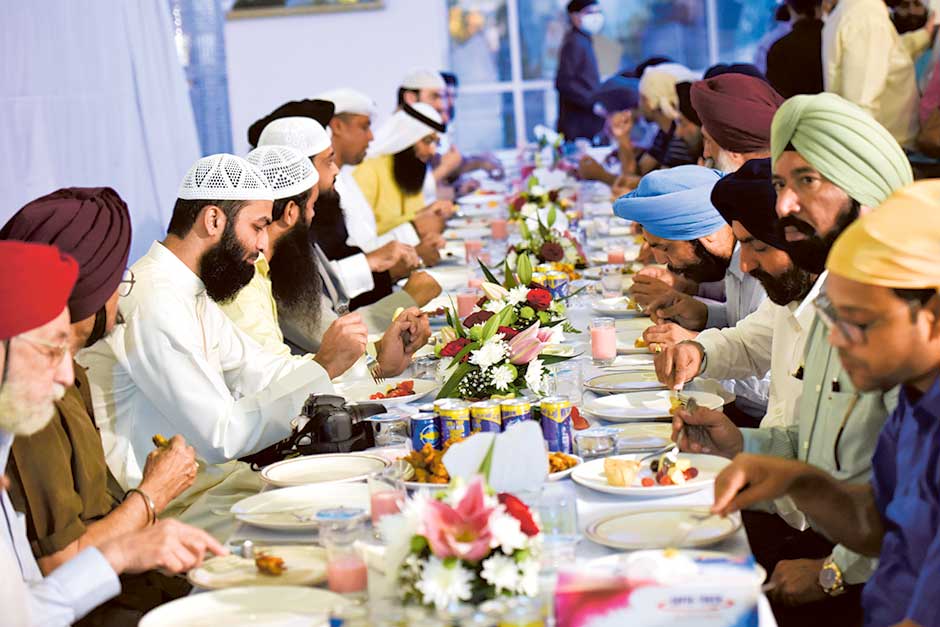 ಸಿಖ್ ಮಂದಿರದಲ್ಲೇ ಇಫ್ತಾರ್ ಕೂಟ, ನಮಾಝ್: ಸೌಹಾರ್ದತೆಗೆ ಸಾಕ್ಷಿಯಾದ ಗುರುನಾನಕ್ ದರ್ಬಾರ್