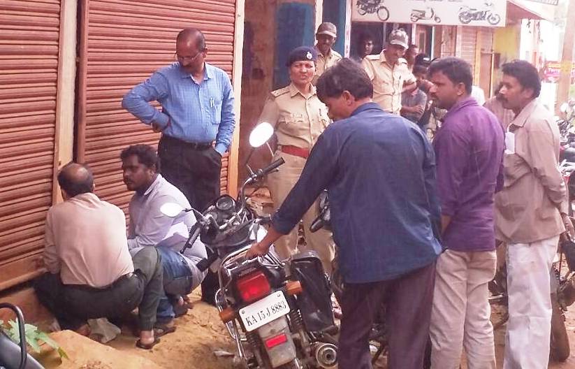 ಅಕ್ರಮ ಅಂಗಡಿಗಳಿಗೆ ಅಧಿಕಾರಿಗಳ ದಾಳಿ