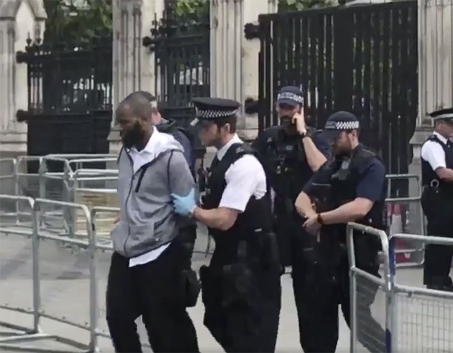 ಲಂಡನ್ ಸಂಸತ್ತಿನತ್ತ ಓಡಿದ ವ್ಯಕ್ತಿಯ ಬಂಧನ