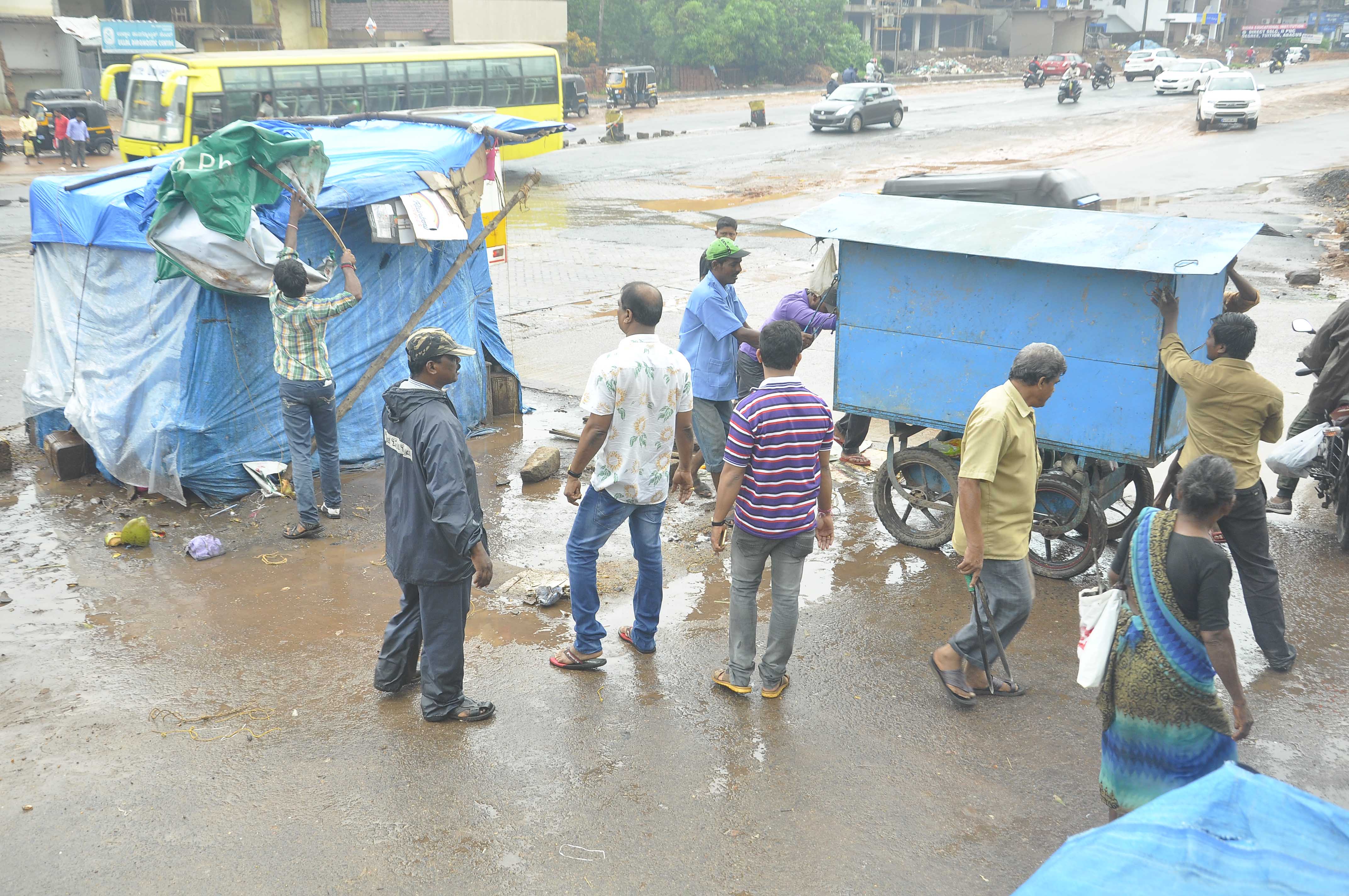 ತೊಕ್ಕೊಟ್ಟು: ರಸ್ತೆ ಬದಿಯ ಗೂಡಂಗಡಿಗಳ ತೆರವು