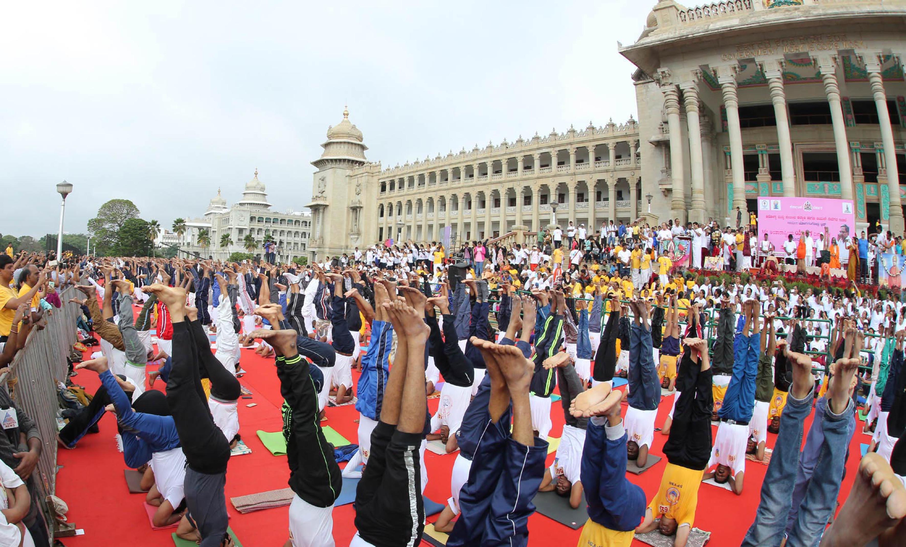 ಅಂತಾರಾಷ್ಟ್ರೀಯ ಯೋಗ ದಿನಾಚರಣೆ: ಗಿನ್ನಿಸ್ ದಾಖಲೆ ಸೇರಿದ ‘ಶೀರ್ಷಾಸನ’