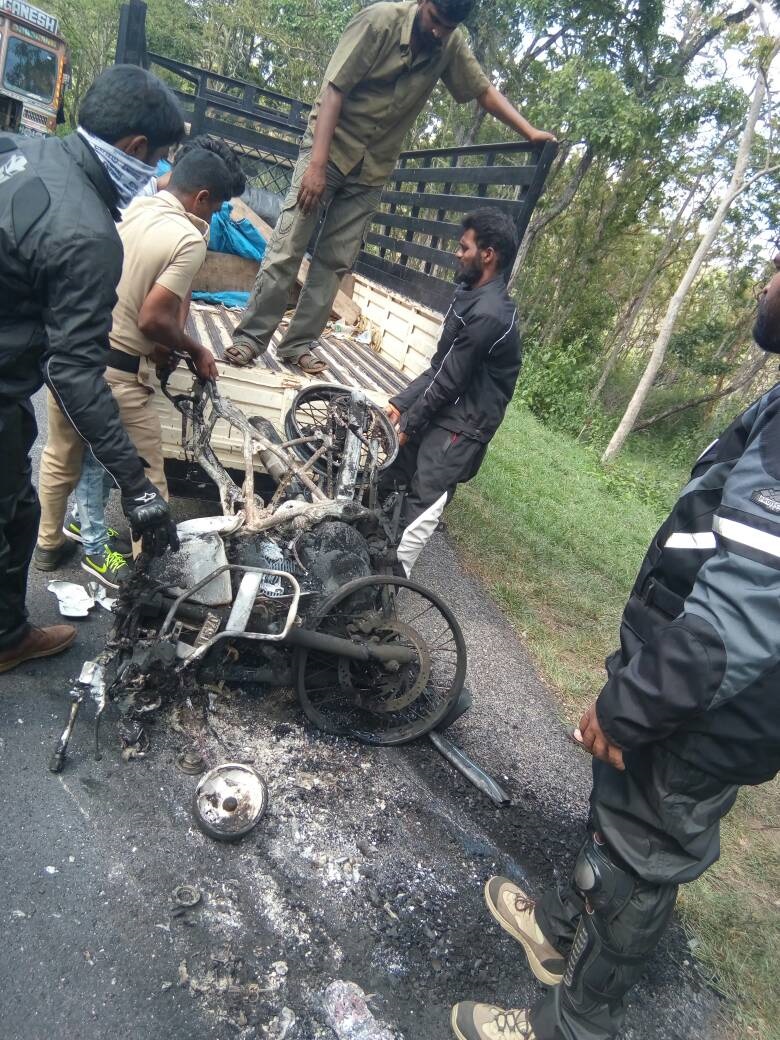 ಬಂಡೀಪುರ ಬಳಿ ಬೈಕ್ ಢಿಕ್ಕಿ, ವ್ಯಕ್ತಿ ಸಾವು: ಬೈಕ್ ಭಸ್ಮ
