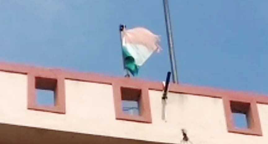 ಹರಿದ ರಾಷ್ಟ್ರಧ್ವಜ:ಸಾರ್ವಜನಿಕರ ಆಕ್ರೋಶ