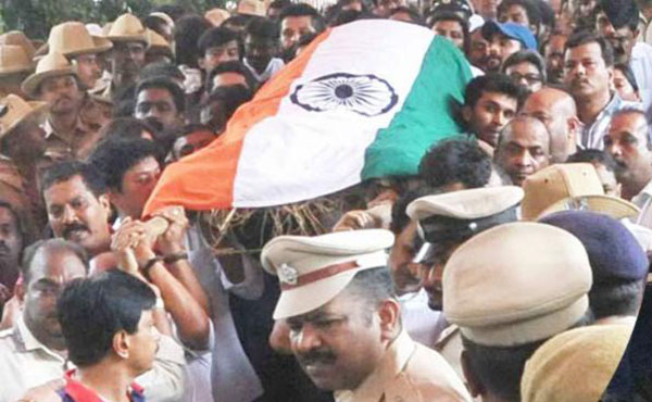 ಪಾರ್ವತಮ್ಮರಾಜ್‌ಕುಮಾರ್ ಅಂತಿಮ ಯಾತ್ರೆಗೆ ರಾಷ್ಟ್ರಧ್ವಜ: ಹೈಕೋರ್ಟ್‌ನಲ್ಲಿ ದೂರು ದಾಖಲು