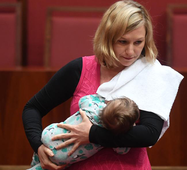 ಸಂಸತ್ತಿನಲ್ಲಿ ಮಾತನಾಡುತ್ತಲೇ ಮಗುವಿಗೆ ಎದೆಹಾಲುಣಿಸಿದ ಸೆನೆಟರ್