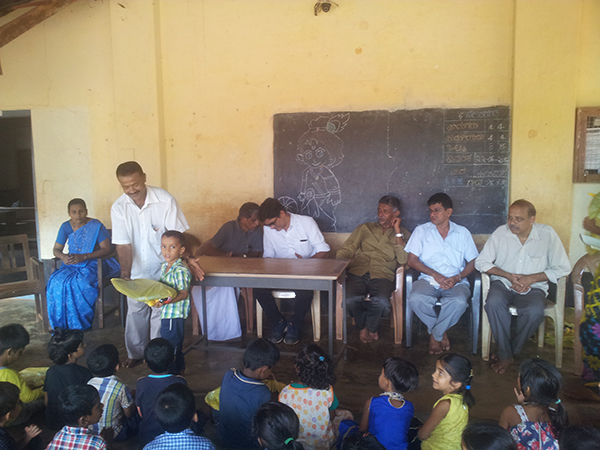 ವಿಧ್ಯಾರ್ಥಿಗಳಿಗೆ ಸಮವಸ್ತ್ರ, ಕೊಡೆ, ಬ್ಯಾಗ್ ವಿತರಣೆ