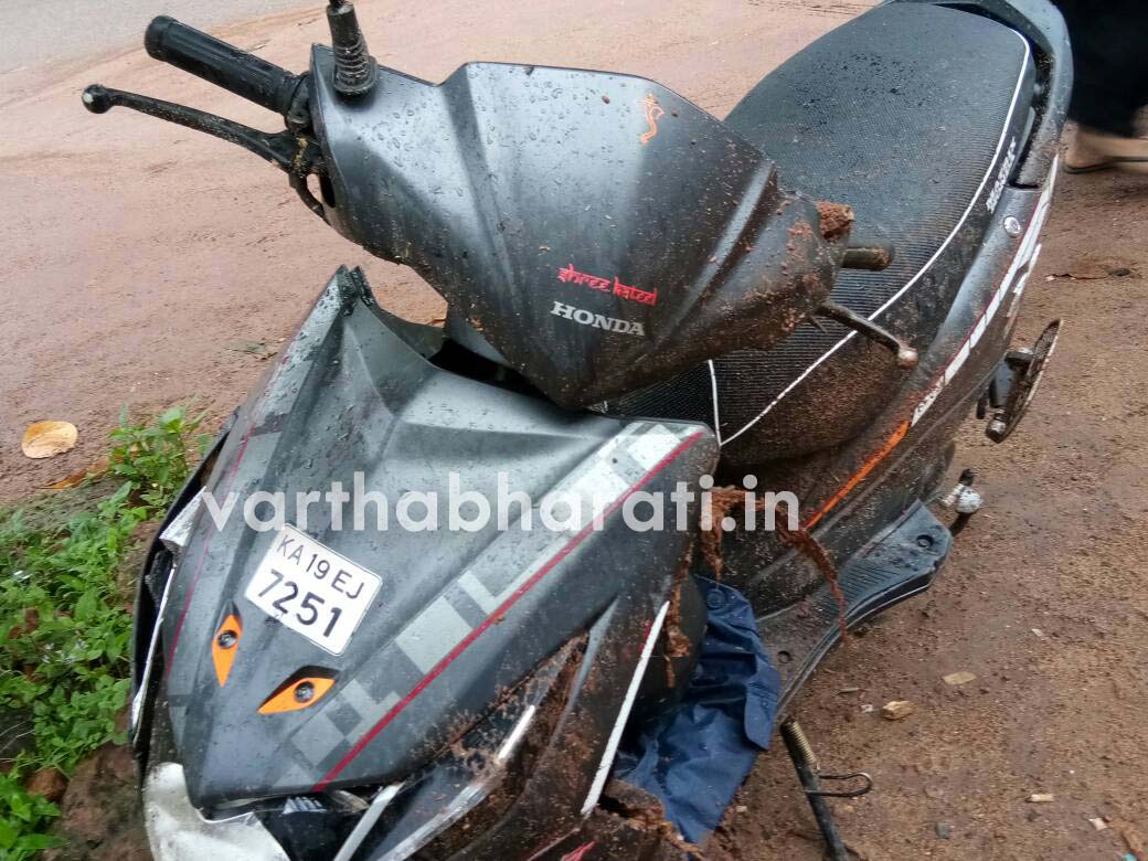 ಉಳ್ಳಾಲ: ರಸ್ತೆಗೆ ಆಲದ ಮರ ಉರುಳಿಬಿದ್ದು ದ್ವಿಚಕ್ರ ಸವಾರನಿಗೆ ಗಾಯ