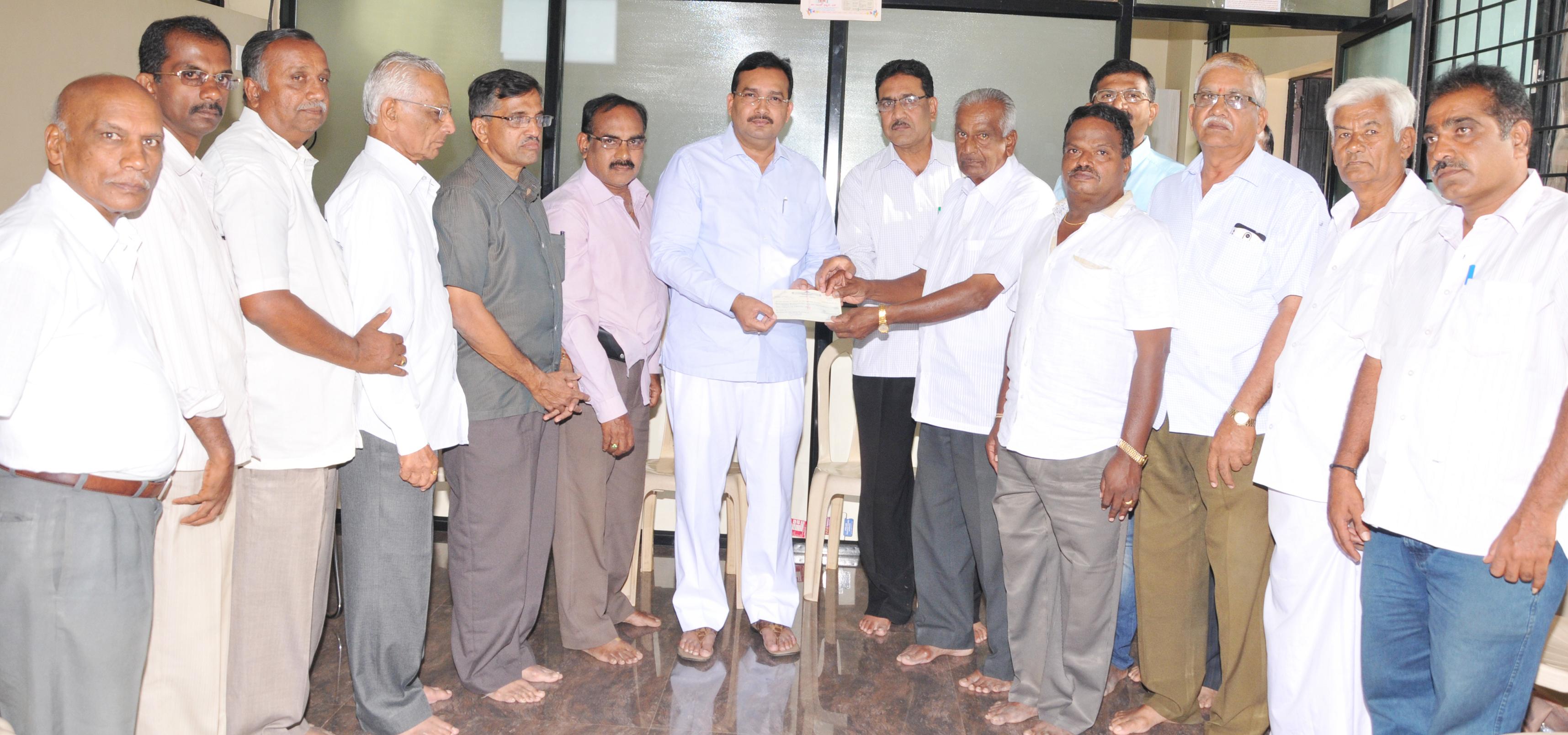 ತುಮಕೂರು: ಜೈನ್ ಭವನ ನಿರ್ಮಾಣಕ್ಕೆ ಶಾಸಕರಿಂದ 25 ಲಕ್ಷ ರೂ ಚೆಕ್ ವಿತರಣೆ