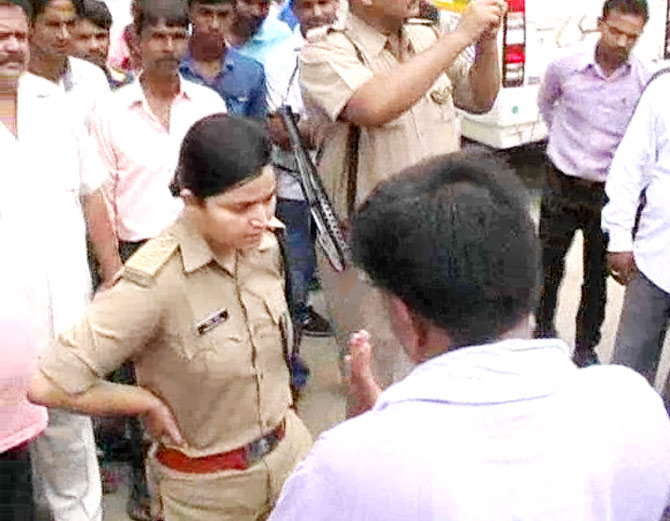 ಮಹಿಳಾ ಪೊಲೀಸ್ ಅಧಿಕಾರಿಯೊಂದಿಗೆ ಬಿಜೆಪಿ ಕಾರ್ಯಕರ್ತರ ಅಸಭ್ಯ ವರ್ತನೆ!