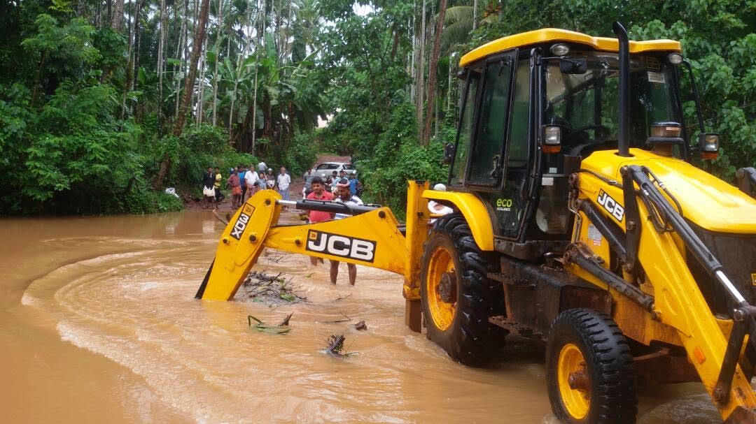 ಪಳ್ಳತ್ತೂರು ಸೇತುವೆ ಮುಳುಗಡೆ: ತ್ಯಾಜ್ಯಗಳ ತೆರವು