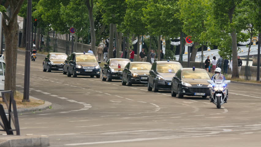 ಅಮೆರಿಕ ಪೊಲೀಸರ “ಮಾನವೀಯತೆ”ಯ ಬೆಂಗಾವಲು..!