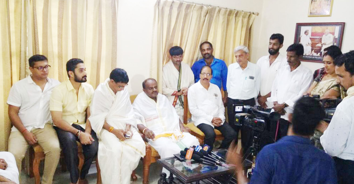 ಮುತಾಲಿಕ್ ಸಮಾಜವನ್ನು ಒಡೆಯುವ ಕೆಲಸ ಮಾಡುತ್ತಿದ್ದಾರೆ: ಎಚ್.ಡಿ ಕುಮಾರಸ್ವಾಮಿ