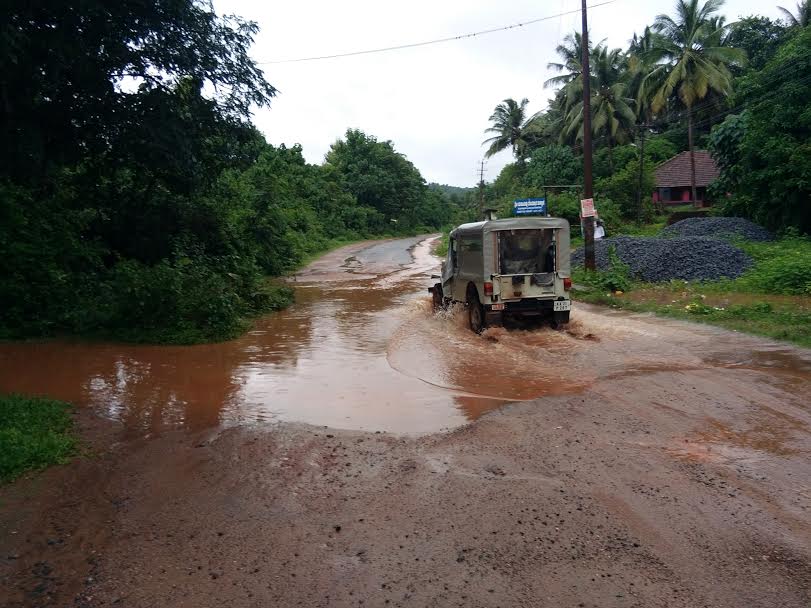 ಕೆಸರು ಹೊಂಡವಾದ ಈಶ್ವರಮಂಗಲ ಸುಳ್ಯಪದವು ರಸ್ತೆ