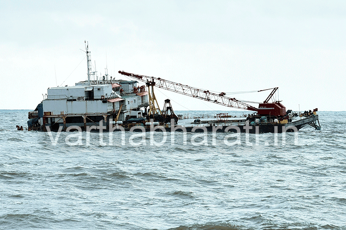 ಅರಬ್ಬೀ ಸಮುದ್ರದ ನಡುವಿನ ಬಂಡೆಗೆ ಢಿಕ್ಕಿ ಹೊಡೆದ ಬಾರ್ಜಿ: 4 ಮಂದಿಯ ರಕ್ಷಣೆ