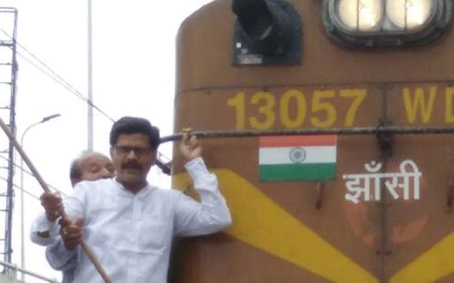 ಜಿಎಸ್‌ಟಿ ವಿರೋಧಿಸಿ ಕಾನ್ಪುರದಲ್ಲಿ ವ್ಯಾಪಾರಸ್ಥರಿಂದ ಪ್ರತಿಭಟನೆ, ರೈಲು ತಡೆ