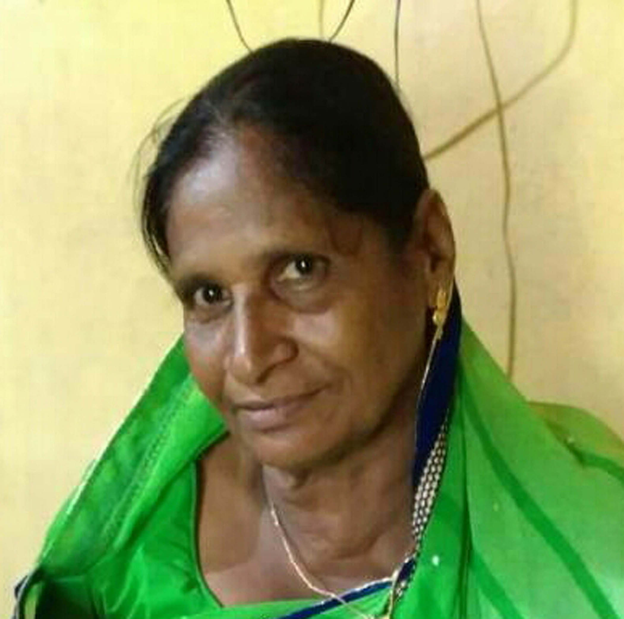 ನಾಪತ್ತೆಯಾದ ವೃದ್ಧೆಗಾಗಿ ಕುಟುಂಬಸ್ಥರ ಹುಡುಕಾಟ: ಜನಸಂದಣಿ ಪ್ರದೇಶದಲ್ಲಿ ಫ್ಲೆಕ್ಸ್ ಹಿಡಿದು ಯಾಚನೆ