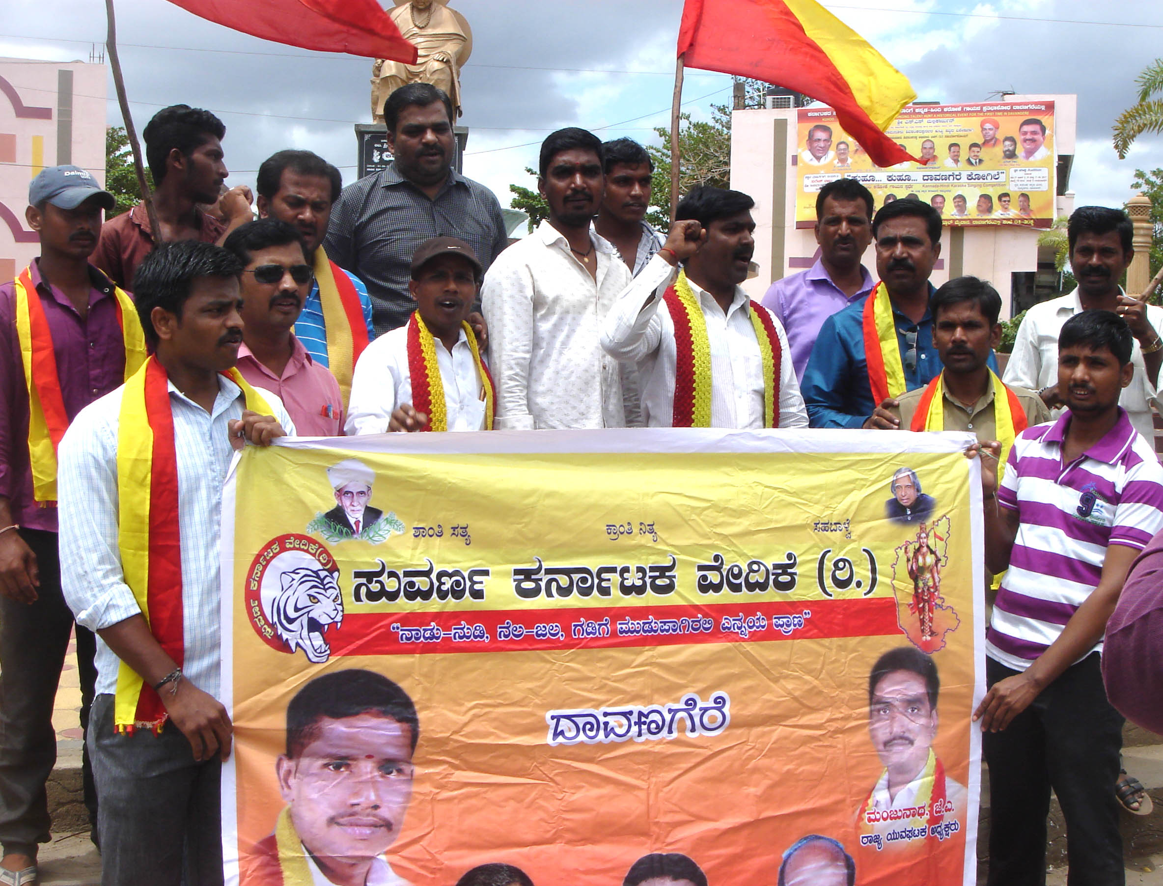 ಎಲ್ಲಾ ಶಾಲಾ-ಕಾಲೇಜು ವಿದ್ಯಾರ್ಥಿಗಳಿಗೆ ಉಚಿತ ಬಸ್ಸು ಪಾಸ್ ಆಗ್ರಹಿಸಿ ಪ್ರತಿಭಟನೆ