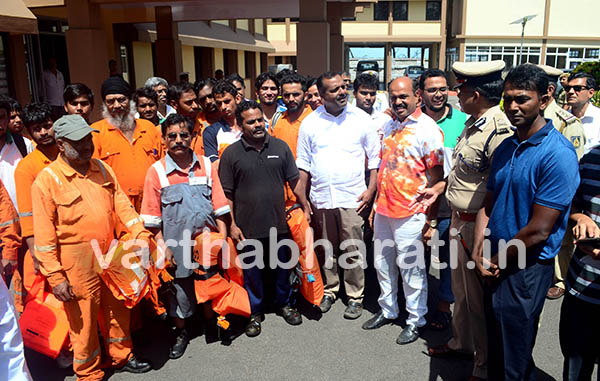 ಸಮುದ್ರದಲ್ಲಿ ಸಿಲುಕಿದ್ದ 27 ಕಾರ್ಮಿಕರ ರಕ್ಷಣೆ