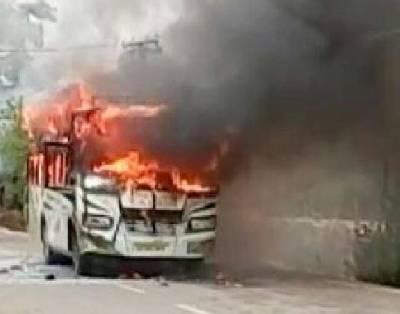 ಅಪಘಾತದಿಂದ ರೊಚ್ಚಿಗೆದ್ದ ಗುಂಪಿನಿಂದ ವಾಹನಗಳಿಗೆ ಬೆಂಕಿ