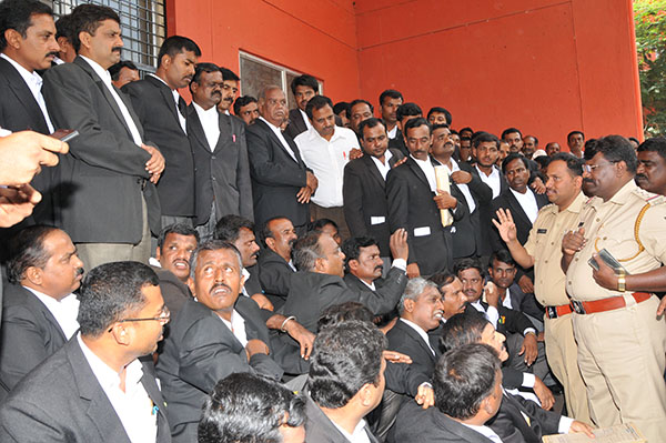 ಎಪಿಎಂಸಿ ಅಧ್ಯಕ್ಷ ಜಗದೀಶ್,ಪಿ.ಎಸ್.ಐ ಕಾಂತರಾಜ್ ವಿರುದ್ದ ಕ್ರಮಕ್ಕೆ ಒತ್ತಾಯ