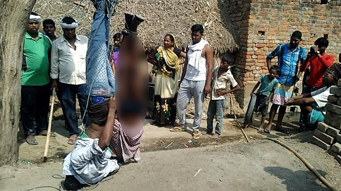 ಕುರ್ಚಿ ಕದ್ದ ಆರೋಪ: ಯುವಕರನ್ನು ತಲೆಕೆಳಗಾಗಿ ಮರಕ್ಕೆ ಕಟ್ಟಿ ಥಳಿಸಿದ ದುಷ್ಕರ್ಮಿಗಳು