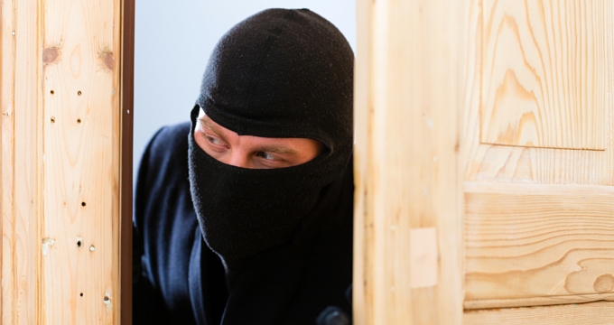 ಮನೆಯಲ್ಲಿದ್ದ ಬಾಲಕಿಯರನ್ನು ಕಟ್ಟಿಹಾಕಿ 30 ಲಕ್ಷ ಮೌಲ್ಯದ ಸೊತ್ತುಗಳನ್ನು ದೋಚಿದ ದರೋಡೆಕೋರರು