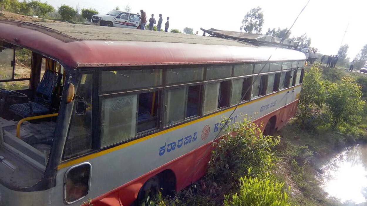 ಹಳ್ಳಕ್ಕೆ ನುಗ್ಗಿದ ಬಸ್: 14 ಜನರಿಗೆ ಗಾಯ