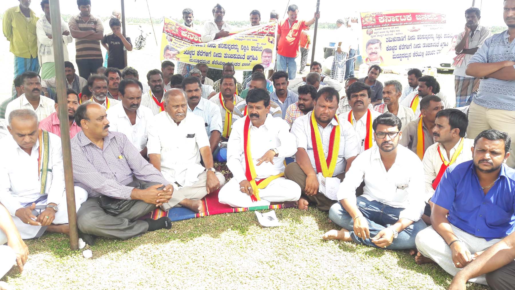 ಮದ್ದೂರು ಕೆರೆಯಲ್ಲಿ ಧರಣಿ ಮುಂದುವರಿಕೆ