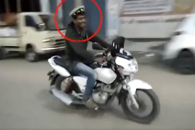 ಪೊಲೀಸ್ ಟೋಪಿ ಧರಿಸಿ, ಪೊಲೀಸರ ಬೈಕನ್ನೇ ಎಗರಿಸಿದ ಕುಡುಕ!