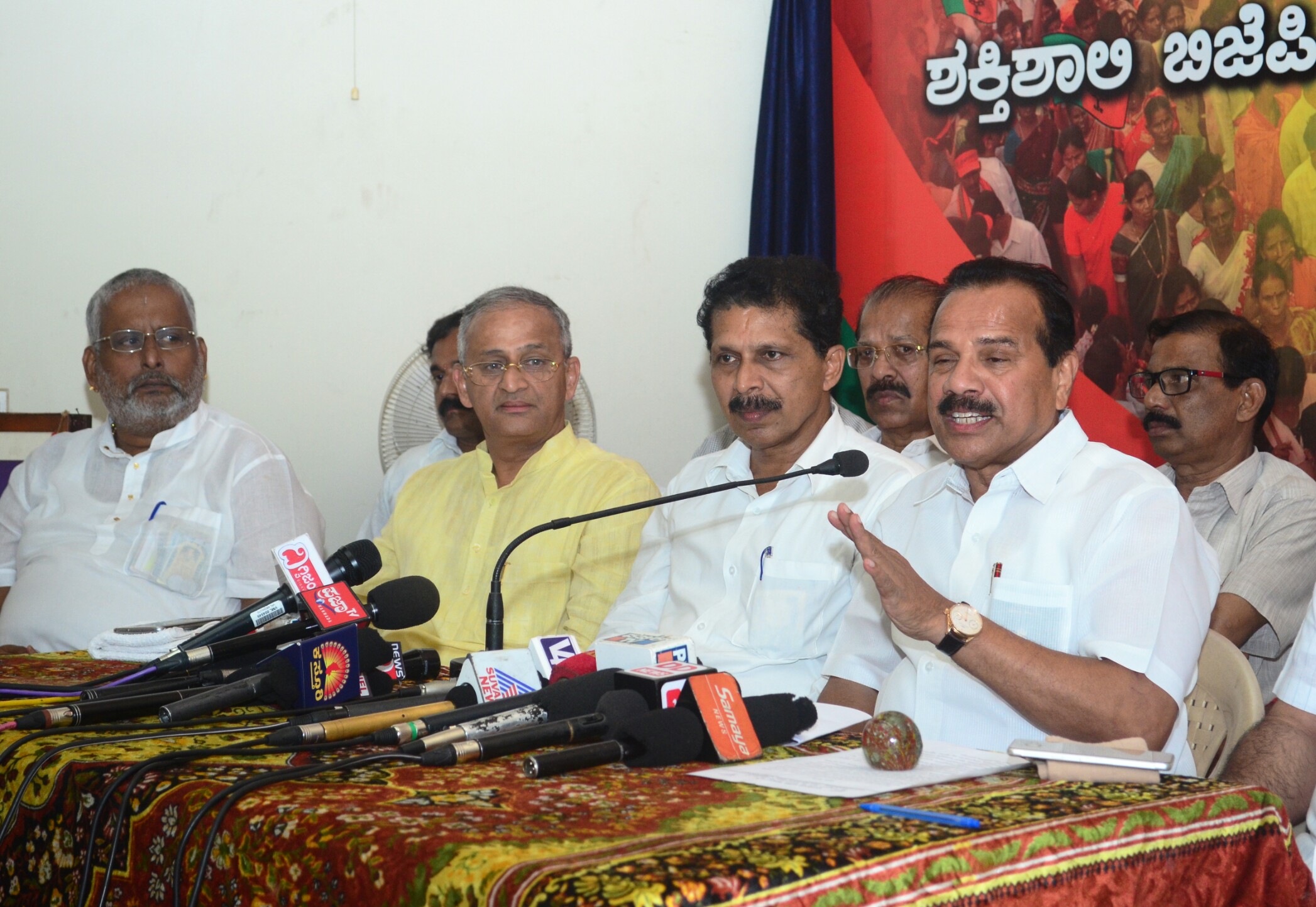 ಜಿಲ್ಲೆಯ ಅಹಿತಕರ ಘಟನೆಗಳ ಬಗ್ಗೆ ಕೇಂದ್ರ ಸಚಿವಾಲಯಕ್ಕೆ ವರದಿ: ಡಿವಿ