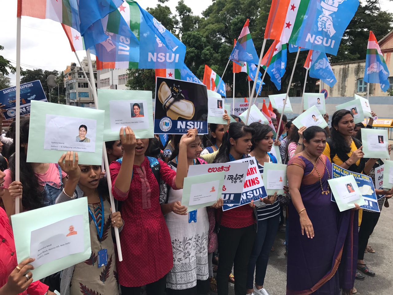 ತೆರಿಗೆ ಇಳಿಕೆಗೆ ಆಗ್ರಹಿಸಿ ಎನ್‌ಎಸ್‌ಯುಐ ಪ್ರತಿಭಟನೆ