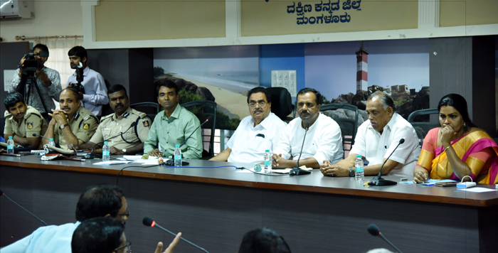 ಜಿಲ್ಲಾ ಮಟ್ಟದ ಶಾಂತಿಸಭೆಯಲ್ಲಿ ಉಸ್ತುವಾರಿ ಸಚಿವ ರಮಾನಾಥ ರೈ ಅಧಿಕಾರಿಗಳಿಗೆ ಖಡಕ್ಕ್ ಎಚ್ಚರಿಕೆ