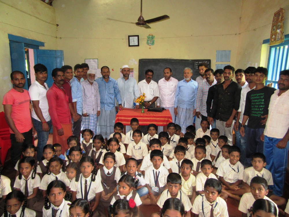 ಭಟ್ಕಳ: ಸರಕಾರಿ ಶಾಲೆಗೆ ಕಂಪ್ಯೂಟರ್, ನೀರಿನ ವಾಟರ್ ಫಿಲ್ಟರ್ ಕೊಡುಗೆ ನೀಡಿದ ಅಬ್ದುಲ್ ರಹ್ಮಾನ್ ಮೊಹ್ತೆಶಾಮ್