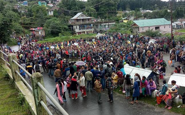 ಗೂರ್ಖಾಲ್ಯಾಂಡ್ ಆಂದೋಲನ: ಸಚಿವರ ಕಾರಿಗೆ ದಾಳಿ,ಕಟ್ಟಡಗಳು ಧ್ವಂಸ,ಪ್ರಶಸ್ತಿ ವಾಪಸಿ ಆರಂಭ
