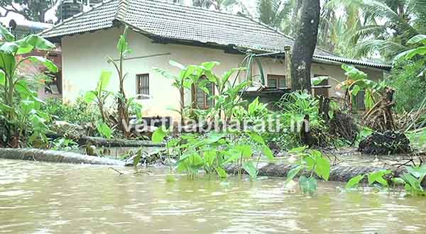 ಪಡುಬಿದ್ರಿ ಪ್ರದೇಶದಲ್ಲಿ ನೆರೆ ಹಾವಳಿ : ಭಾಗಶಃ ಕುಸಿದ ಮನೆ