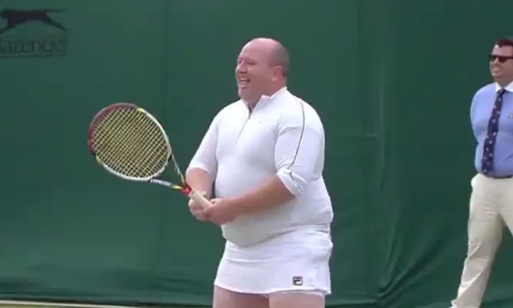 ವಿಂಬಲ್ಡನ್: ಅಭಿಮಾನಿಯೊಬ್ಬನಿಗೆ ಆಡಲು ಸ್ಕರ್ಟ್ ನೀಡಿದ ಕ್ಲಿಸ್ಟರ್ಸ್‌!