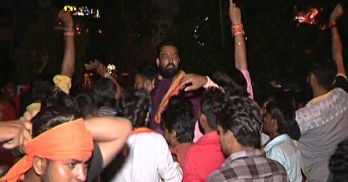 ಪೊಲೀಸ್ ಠಾಣೆಗೆ ಮುತ್ತಿಗೆ ಹಾಕಿ ತಮ್ಮ ನಾಯಕನನ್ನು ಬಿಡುಗಡೆಗೊಳಿಸಿದ ಬಜರಂಗದಳ ಕಾರ್ಯಕರ್ತರು!