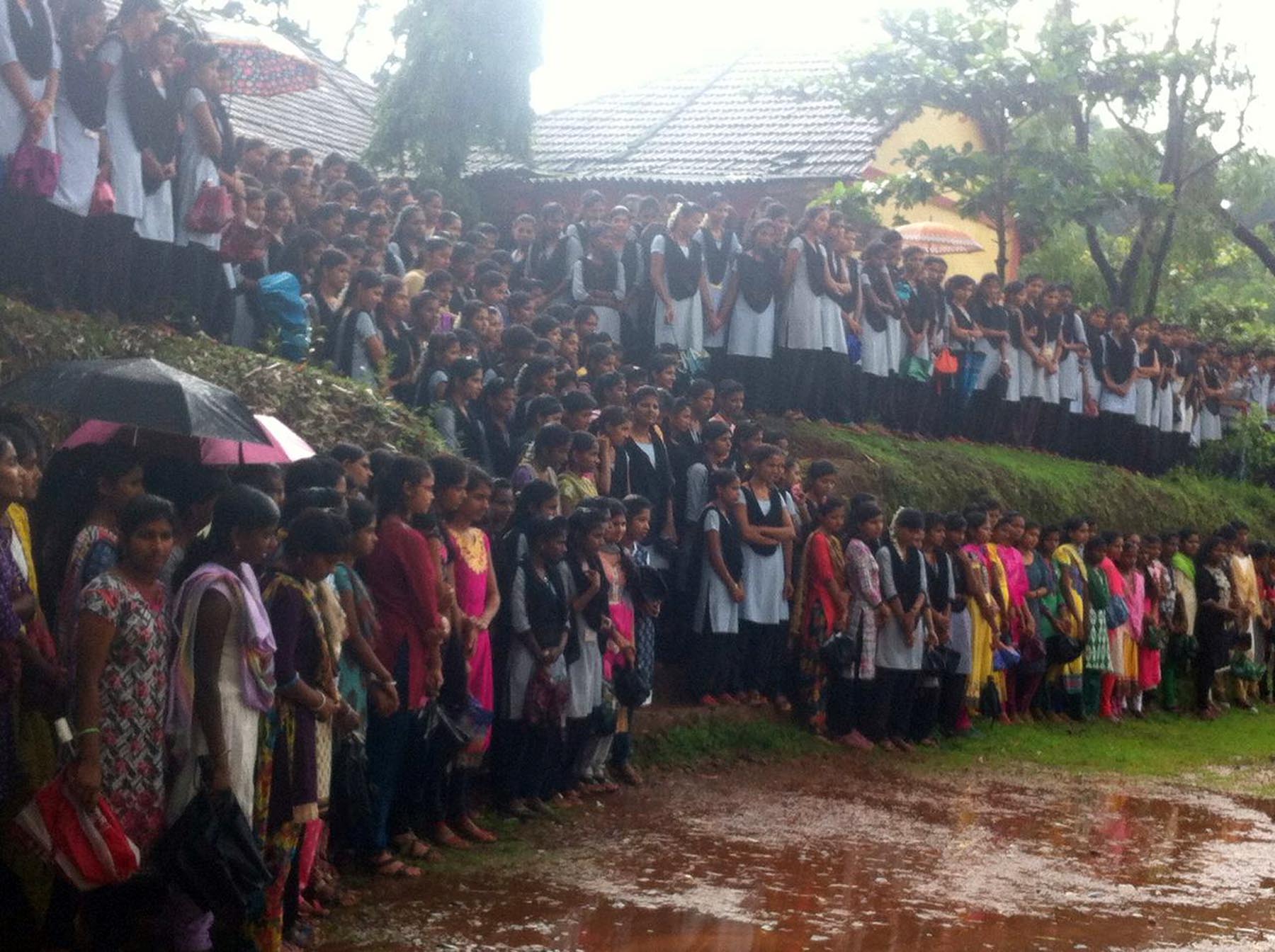 ರಾಜ್ಯ ಸರಕಾರದ ಆದೇಶ ವಿರೋಧಿಸಿ ವಿದ್ಯಾರ್ಥಿಗಳಿಂದ ಪ್ರತಿಭಟನೆ