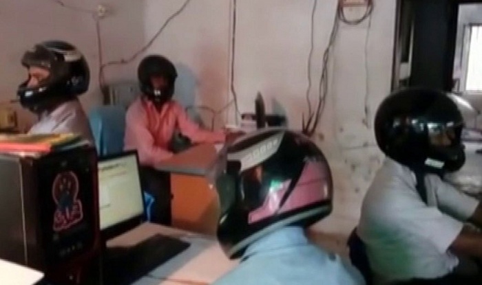 ಬಿಹಾರದ ಈ ಸರಕಾರಿ ಕಚೇರಿಯ ಉದ್ಯೋಗಿಗಳು ಹೆಲ್ಮೆಟ್ ಧರಿಸಿಕೊಂಡೇ ಕೆಲಸ ಮಾಡುತ್ತಾರೆ!